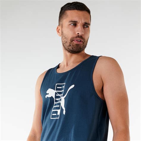 Heren tanktop in een fitness setting