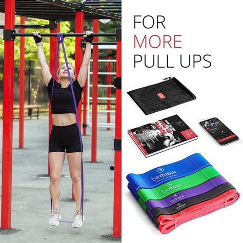 Vrouw die een assisted pull-up uitvoert met een weerstandsband
