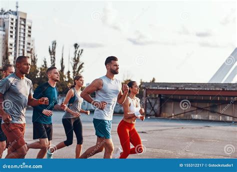 Personen die samen sporten in een groep