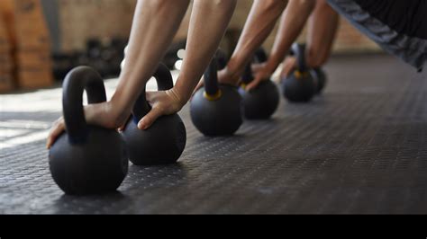 Mensen die kettlebells gebruiken tijdens een Halloween-thema training