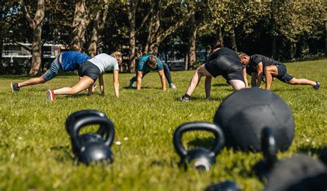 Bootcamp oefeningen in de buitenlucht