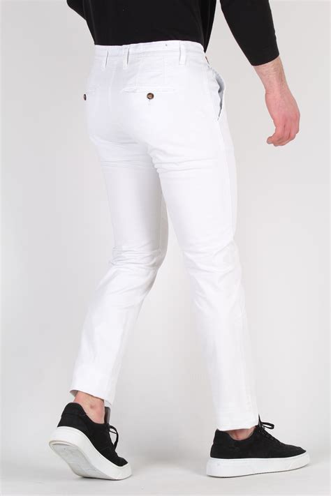 Collectie witte chino's voor heren