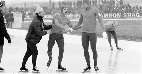 Leen Pfrommer met schaatsers