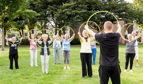Senioren die deelnemen aan een groepsfitnessles