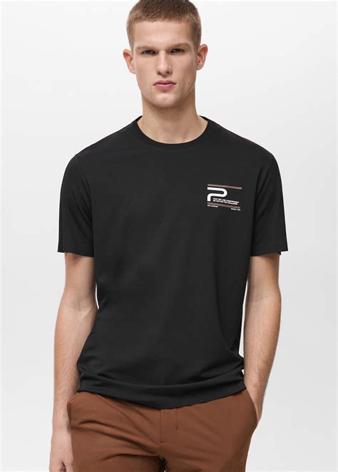 Model dat een bedrukt t-shirt draagt