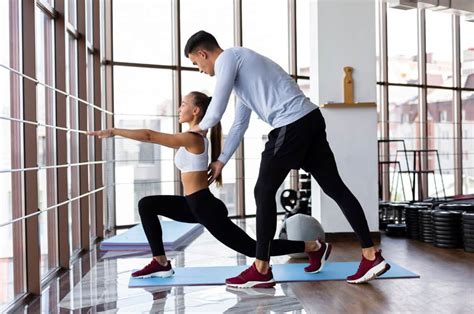 Personal trainer die een oefening uitlegt aan een cliënt