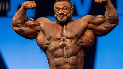Roelly Winklaar posing with impressive biceps