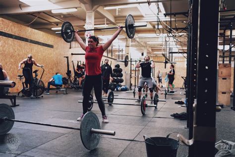 Mensen die samen trainen bij CrossFit Cargo