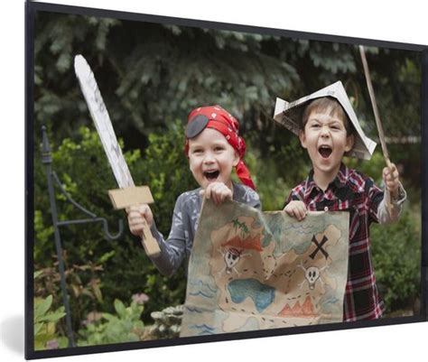 kinderen verkleed als piraten en soldaten