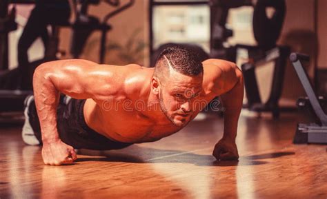 Man die push-ups doet