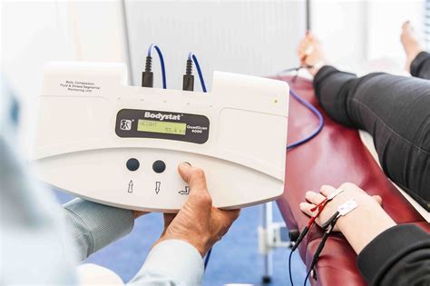 Schema van bio-elektrische impedantie analyse op een weegschaal