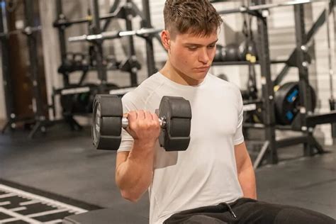 Man die een biceps curl uitvoert