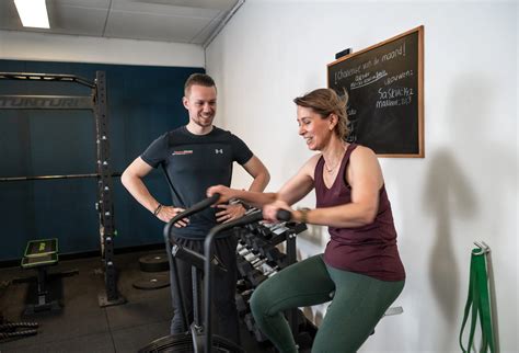 Man en vrouw die samen trainen met een personal trainer