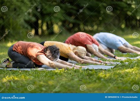 Groep mensen die pilatesles volgen
