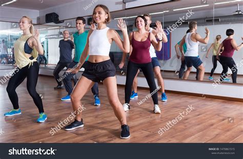 Dansers die Zumba les volgen
