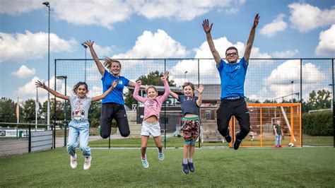 Groep mensen die buiten bootcampen