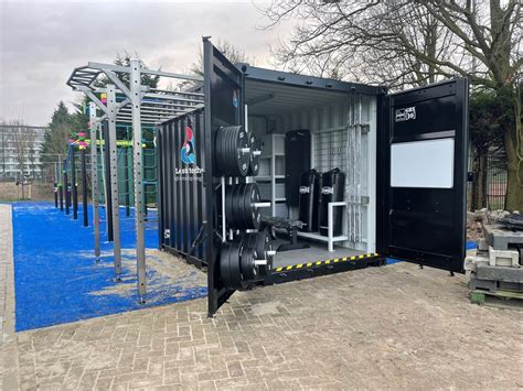 Interieur van een moderne CrossFit-gym met bokszakken en barbells