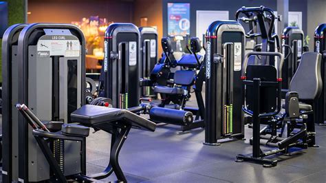 Interieur van sportschool Energysport met diverse fitnessapparatuur