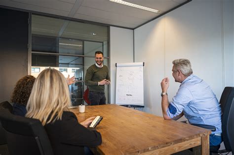 Foto van een tevreden klant en financieel adviseur