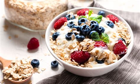 Afbeelding van een kom havermout met yoghurt, fruit en noten.