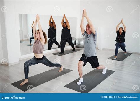 Ouderen die yoga beoefenen