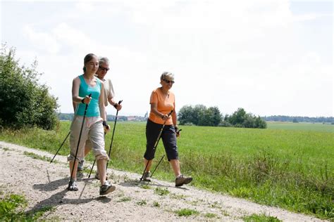 Personen die Nordic Walking beoefenen