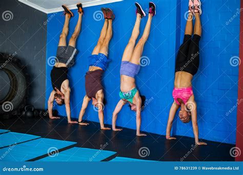 Atleten die handstand push-ups uitvoeren tijdens een wedstrijd