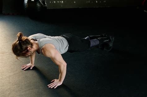 Een persoon die een push-up uitvoert