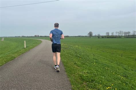 Afbeelding van een hardloper tijdens een intervaltraining