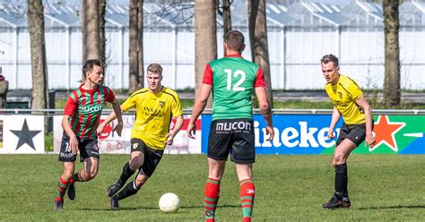 Voetballers in actie op een kunstgrasveld