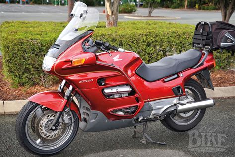 Honda ST1100 Pan European in paarse kleurstelling