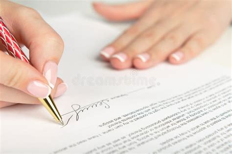 Afbeelding van een hand die een contract ondertekent