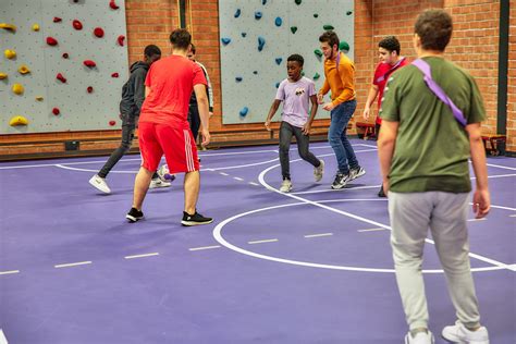Groep mensen die samen sporten met een trainer
