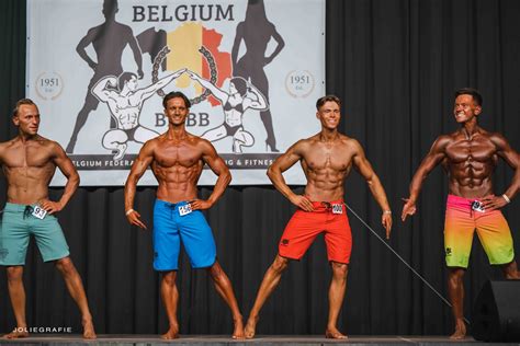 Historische foto van een bodybuilding wedstrijd