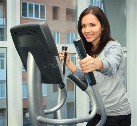 Vrouw op een crosstrainer