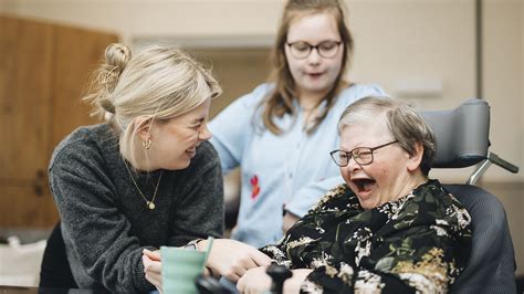 Personen die deelnemen aan een groepstrainingssessie voor mensen met een handicap.