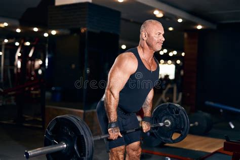 Sporter die gewichtheft met barbell