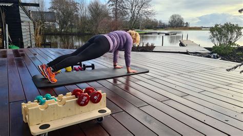 Illustratie van een personal trainer die oefeningen voordoet