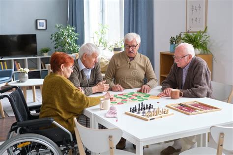 Groep ouderen die samen een spel speelt
