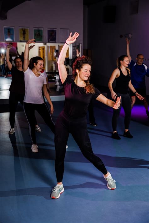 Groepsles Zumba in een sportzaal
