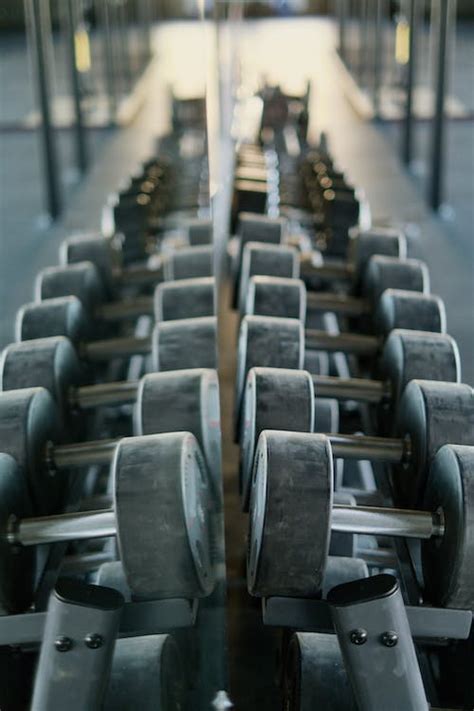 Verschillende soorten halters en gewichten in een fitnessruimte