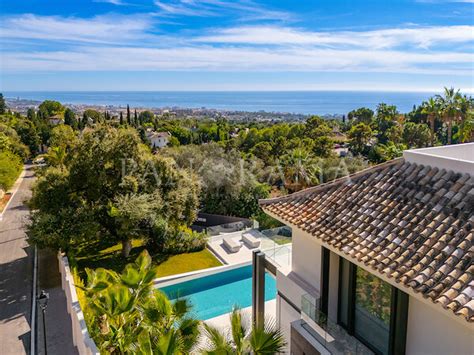 Panoramisch uitzicht op Marbella met de Middellandse Zee op de voorgrond