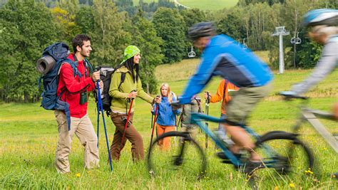 Een afbeelding van diverse sportactiviteiten, zoals wandelen, fietsen en krachttraining