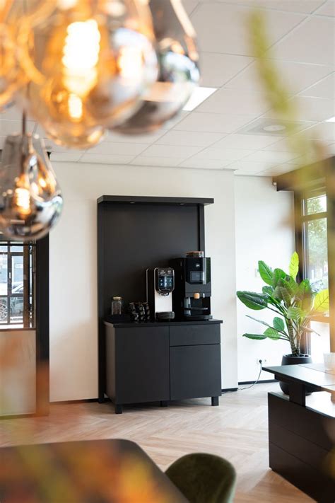 Koffiecorner in een sportcentrum met comfortabele zitjes
