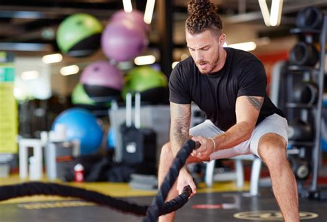 Sportieve mensen die trainen met een coach
