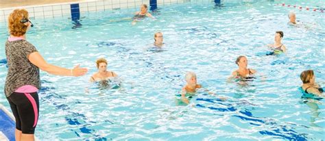Aqua Zumba les in een zwembad