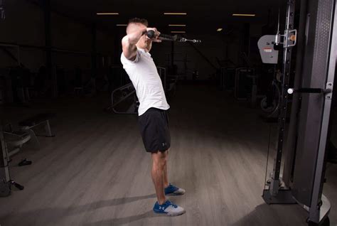 Verschillende variaties van de face pull oefening