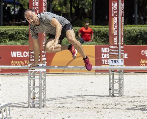 Atleten in actie tijdens een calisthenics wedstrijd