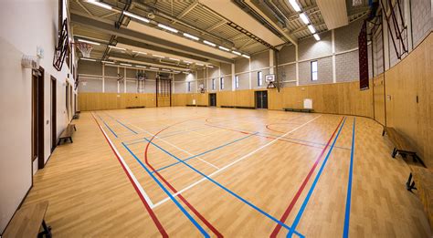 Afbeelding van een sportzaal met houten vloer