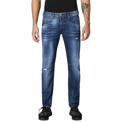 Een overzicht van verschillende modellen Diesel Belther jeans in donkerblauw